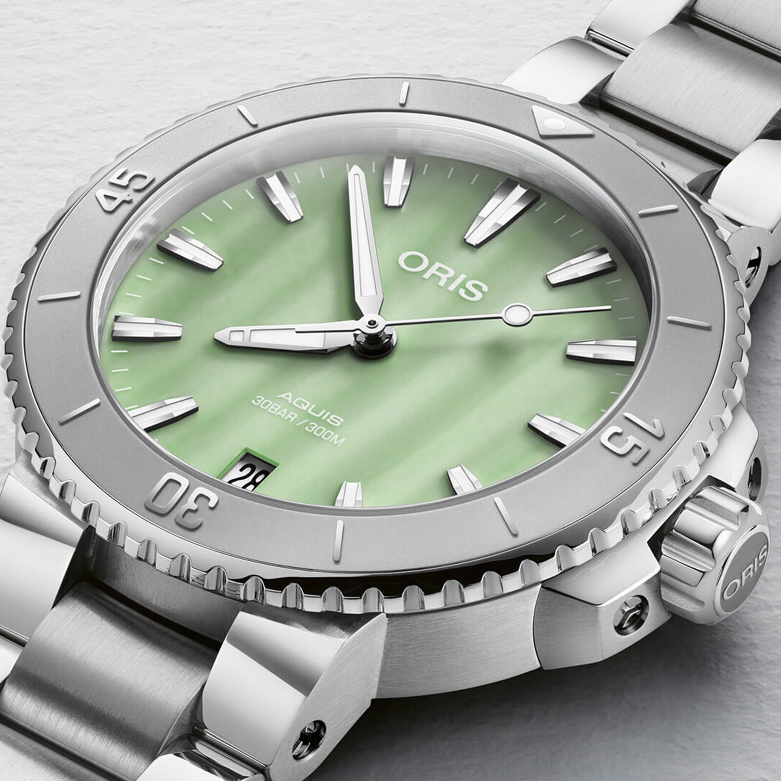 Replica Oris Aquis Date 36.5mm Unisex details Green 01 733 7770 4157-07 8 18 05P