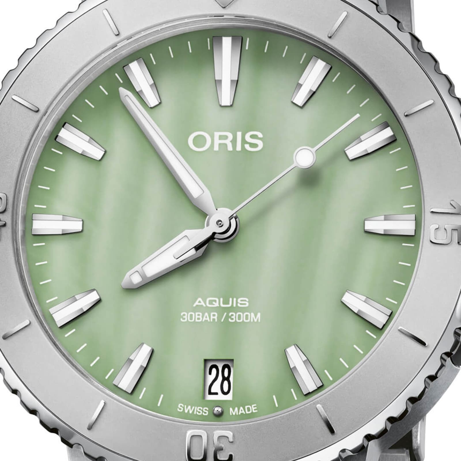 Replica Oris Aquis Date 36.5mm Unisex details Green 01 733 7770 4157-07 8 18 05P