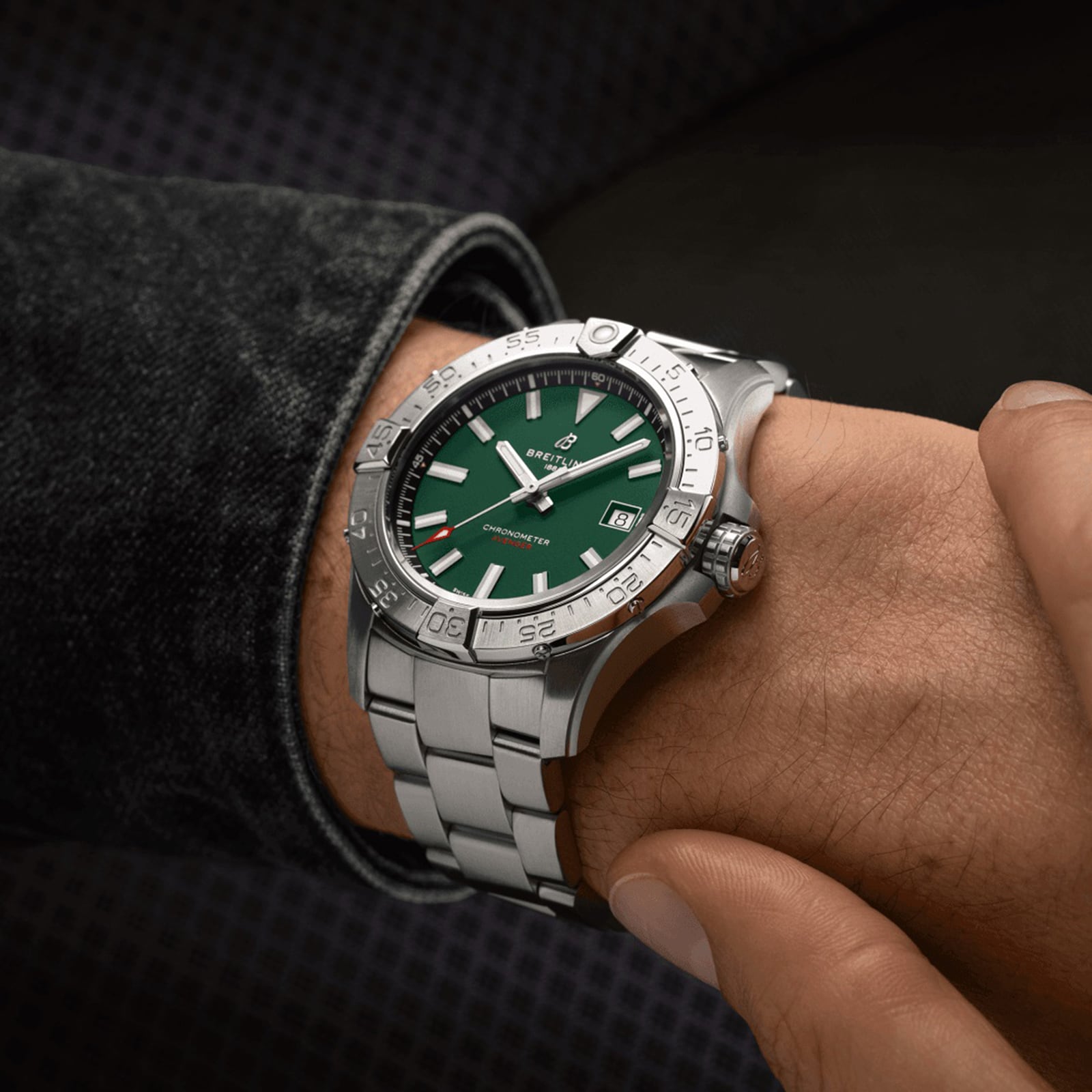 Replica Breitling Avenger Automatic 42mm Mens details Green Stainless Steel A17328101L1A1 4 Replica Breitling Avenger Automatic 42mm Mens details Green Stainless Steel A17328101L1A1