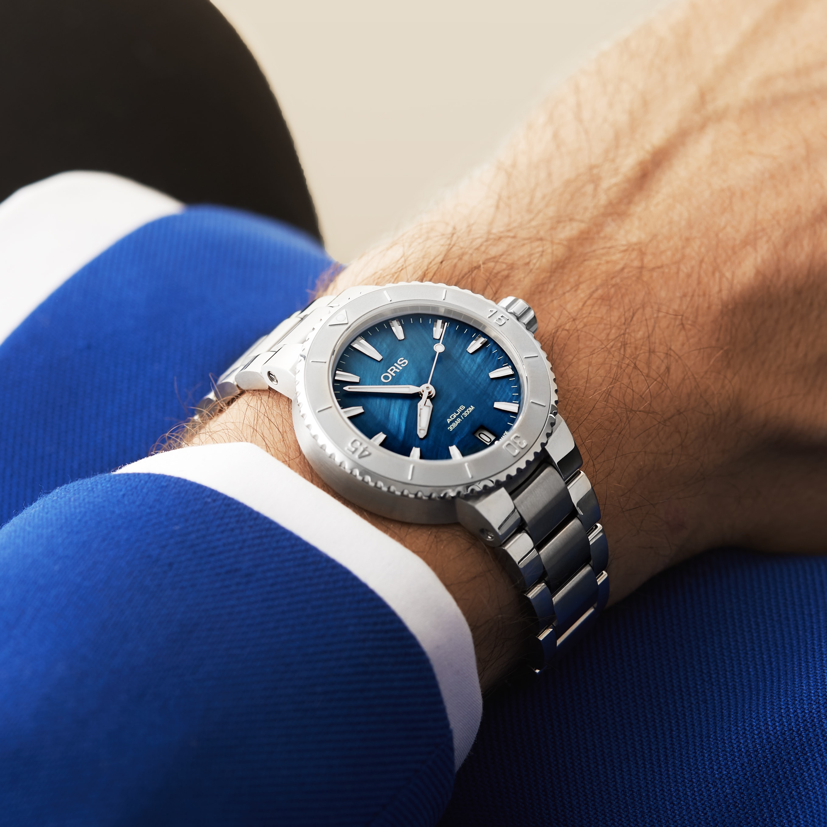 Replica Oris Aquis Date 36.5mm Unisex details Blue 01 733 7770 4155-07 8 18 05P