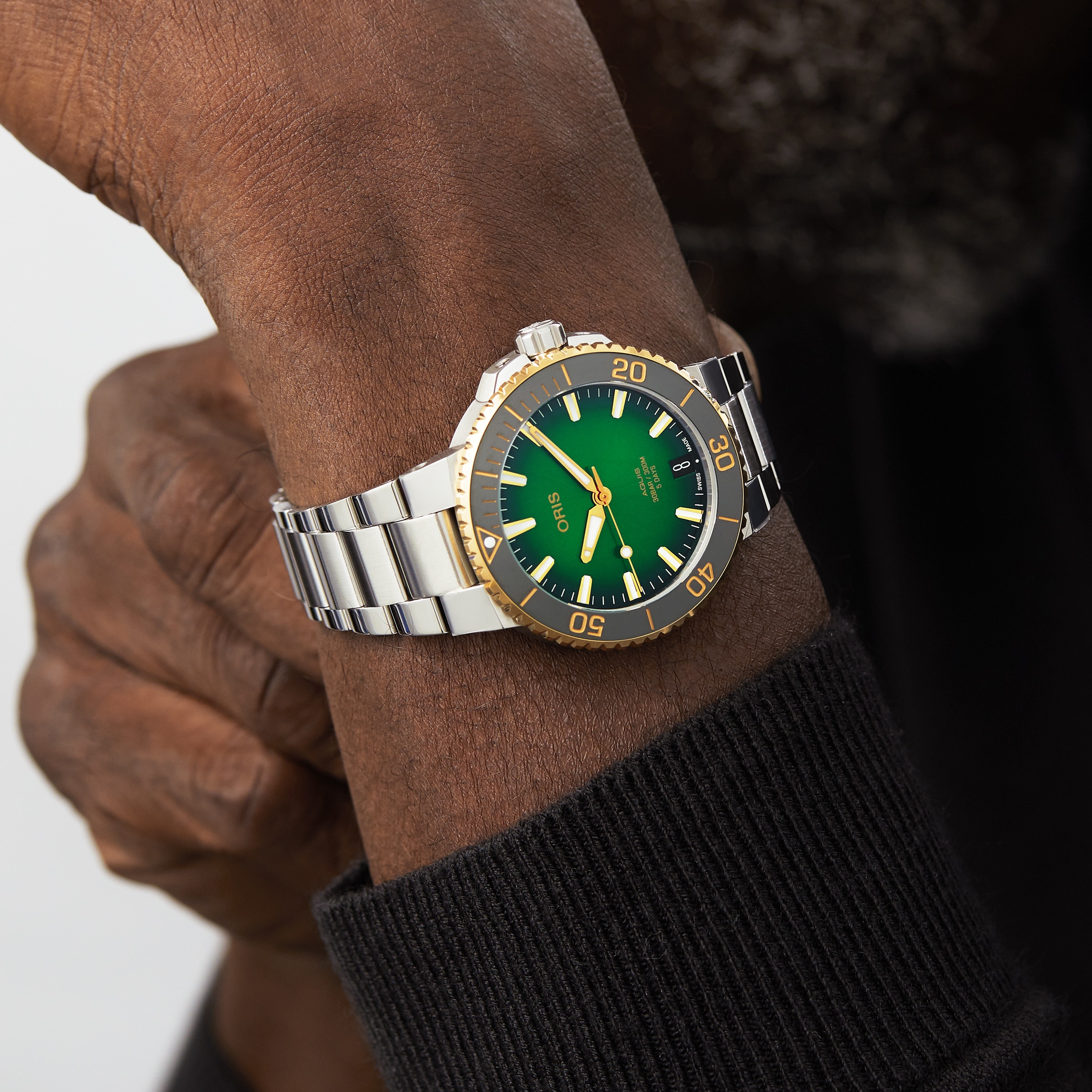 Replica Oris Aquis Date Calibre 400 41.5mm Green Dial Mens details 01 400 7769 6357-07 8 22 09PEB