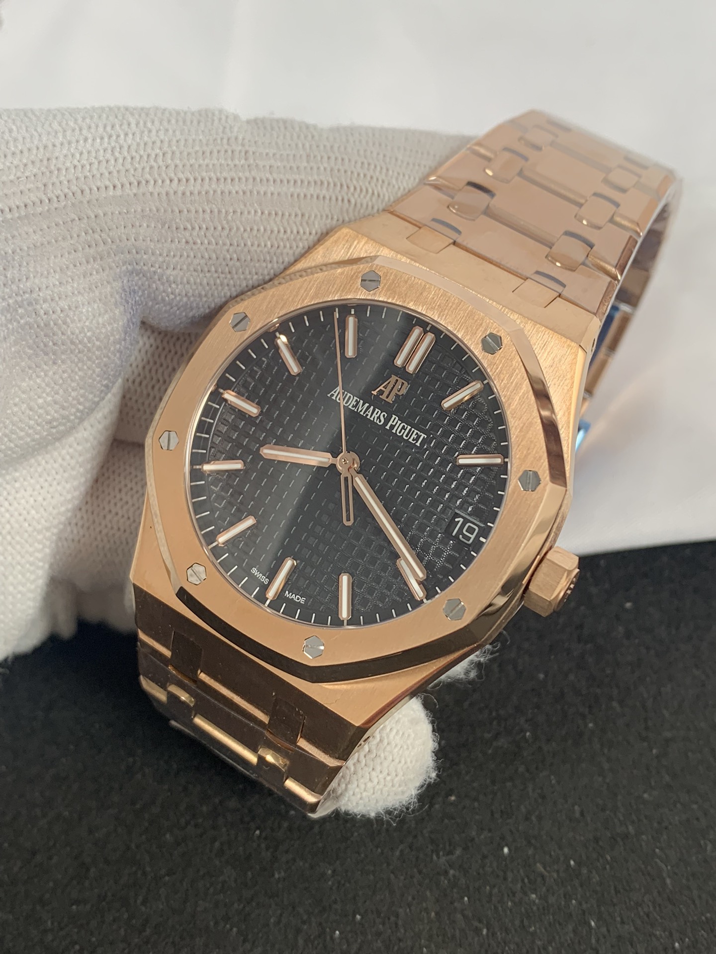 Replica Audemars Piguet Men Royal Oak 15500OR.OO.1220OR.01