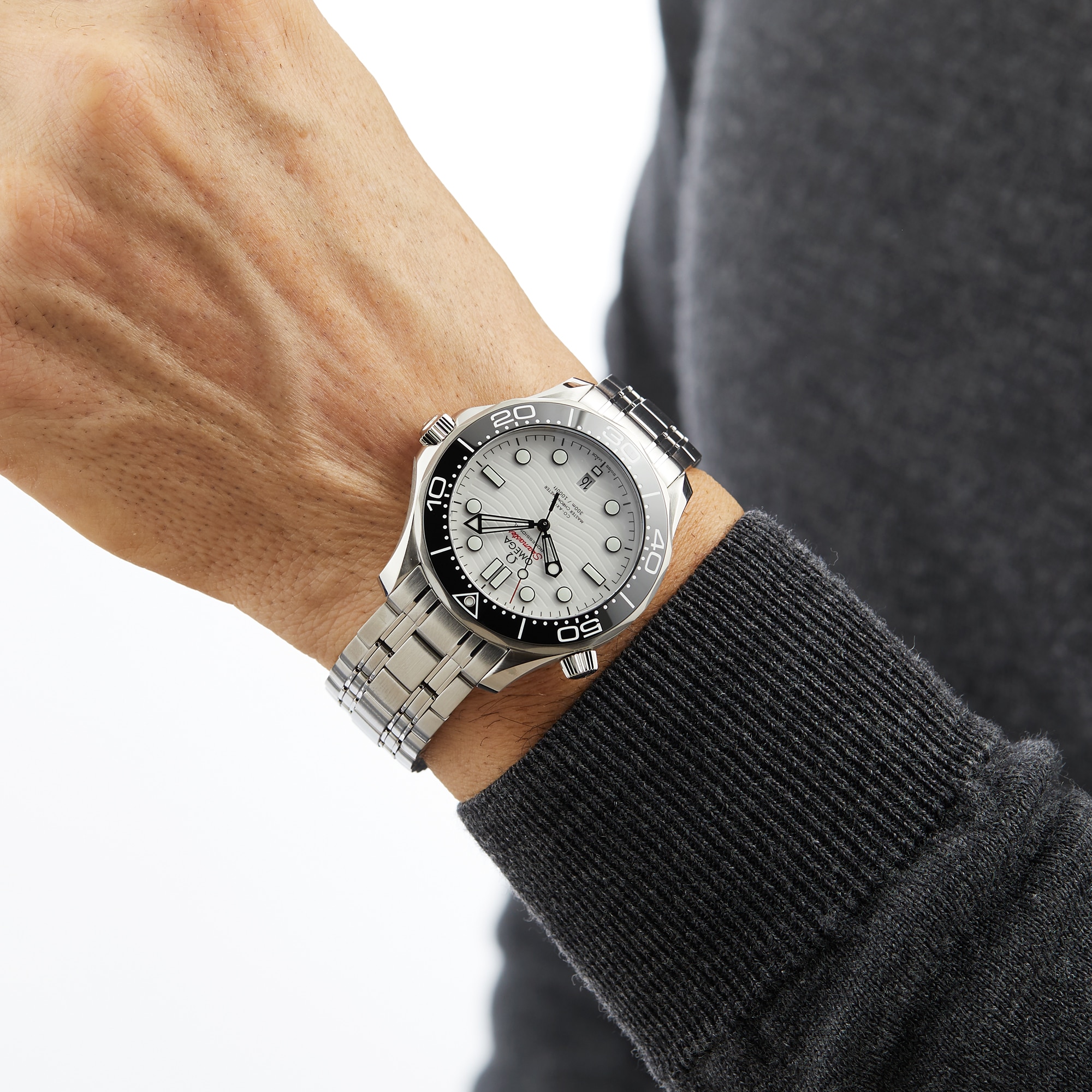 Replica Omega Seamaster 300m 42mm Mens details O21030422004001