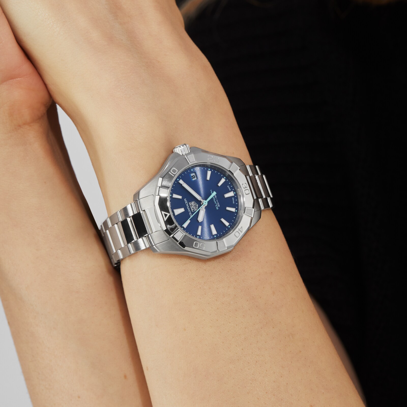 Replica TAG Heuer Aquaracer Professional 200 Solargraph 34mm Ladies details Blue WBP1311.BA0005 7 Replica TAG Heuer Aquaracer Professional 200 Solargraph 34mm Ladies details Blue WBP1311.BA0005