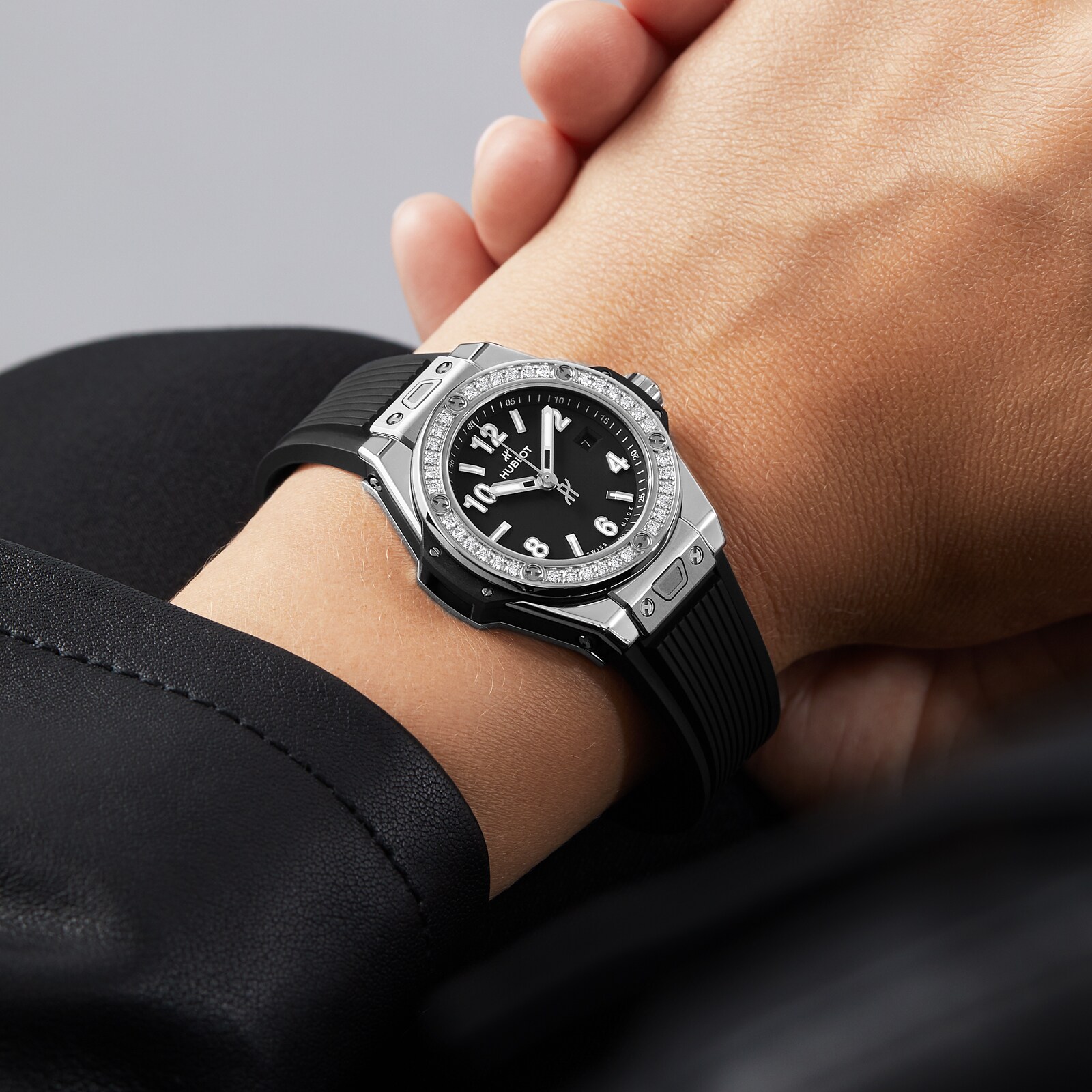 Replica Hublot Big Bang One Click Steel Diamonds 33mm details 485.SX.1170.RX.1204 9 Replica Hublot Big Bang One Click Steel Diamonds 33mm details 485.SX.1170.RX.1204
